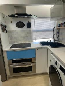 Fort Lauderdale airport and Dania Pointe shopping 5 min away