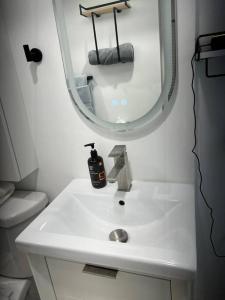 Fort Lauderdale airport and Dania Pointe shopping 5 min away