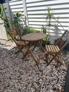 Fort Lauderdale airport and Dania Pointe shopping 5 min away