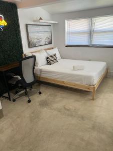 Fort Lauderdale airport and Dania Pointe shopping 5 min away