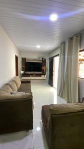 Casa c piscina e edícula