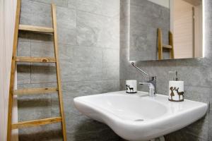 Superior One-Bedroom Apartment