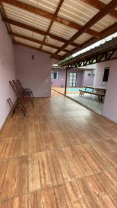 Casa c piscina e edícula