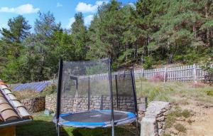 Maisons de vacances Lovely Home In Saint Etienne De Serre : photos des chambres