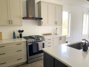 Spacious 3 Bdrm Retreat, Muskoka Room & Fireplace