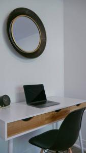 Spacious 3 Bdrm Retreat, Muskoka Room & Fireplace