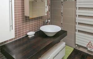 Maisons de vacances Lovely Home In Castelnau-Sur-Gupie : Maison de Vacances 4 Chambres