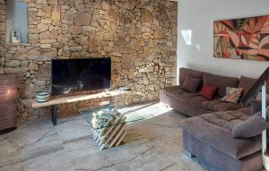 Maisons de vacances 3 Bedroom Nice Home In Ploubezre : photos des chambres