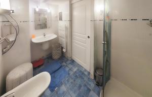 Maisons de vacances Lovely Home In Cabrerolles With Wifi : photos des chambres