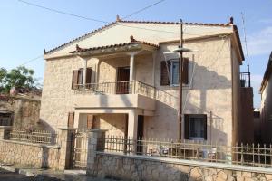 Kipseli's Stone House by Frangki