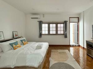 MIQ HK611 Huai Khwang 4BR Jodd fair