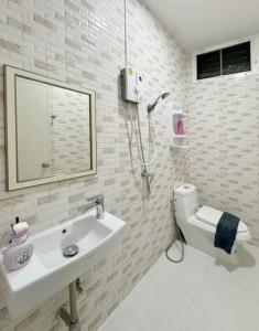 MIQ HK611 Huai Khwang 4BR Jodd fair