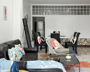 MIQ HK611 Huai Khwang 4BR Jodd fair