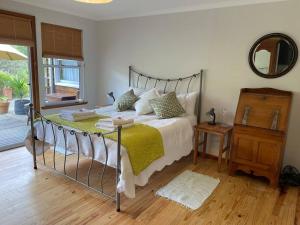 Ixia studio-Serene, solar, pet friendly, garden and valley views