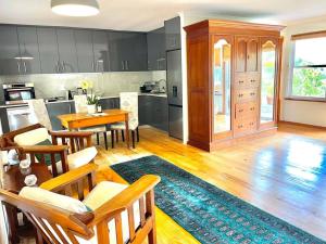 Ixia studio-Serene, solar, pet friendly, garden and valley views