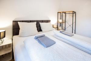 Apartment on the outskirts of town with balcony and parking space