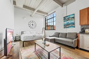 310-Cozy DT Haven Cafe Wi-Fi Parking