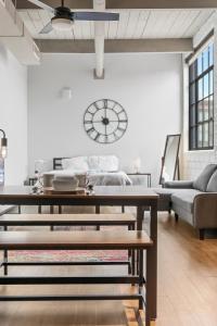 310-Cozy DT Haven Cafe Wi-Fi Parking