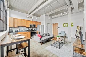 312-Downtown Haven Hideaway SofaBed Parking Wi-Fi Cafe