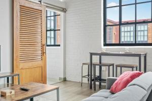 312-Downtown Haven Hideaway SofaBed Parking Wi-Fi Cafe