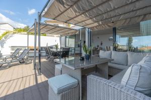 Flowers island house 5