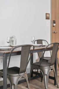 320- Downtown Loft Luxe Mattress Prking FAST Wifi