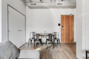 320- Downtown Loft Luxe Mattress Prking FAST Wifi