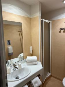 Hotels Le Regina Hotel et restaurant Canet-plage : photos des chambres