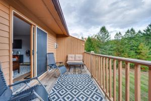 Lincoln Apartment with Balcony 2 Mi to Loon Mtn!