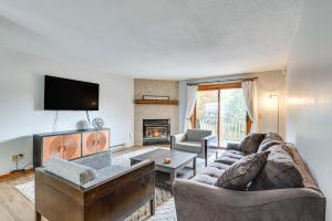 Lincoln Apartment with Balcony 2 Mi to Loon Mtn!