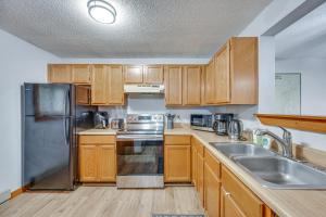 Lincoln Apartment with Balcony 2 Mi to Loon Mtn!
