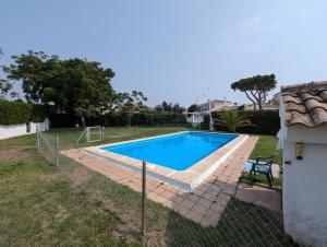 Chalet adosado en Matalascañas con piscina y chimenea, cerca de la playa