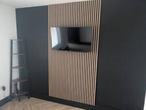 Modern 3BR Home - Private parking - TV in every bedroom