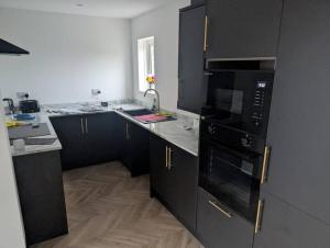 Modern 3BR Home - Private parking - TV in every bedroom