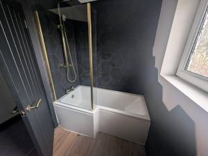 Modern 3BR Home - Private parking - TV in every bedroom