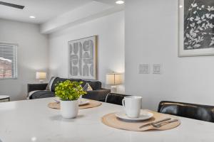 Stylish Phoenix Suite by Zenia Stays - Central & Cozy Escape