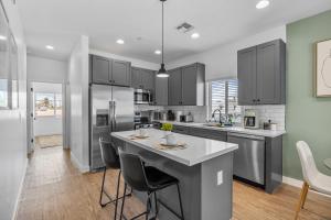 Stylish Phoenix Suite by Zenia Stays - Central & Cozy Escape