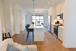 Luxury 3 Bdrm 3 Bath townhome in Chestermere - Dalroy