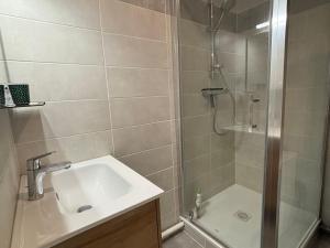 Appartements Appartement cosy 4 pers, proche ski, parking, balcon - FR-1-737-89 : photos des chambres