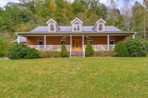 Breaks Home 3 Mi to ATV Trails!