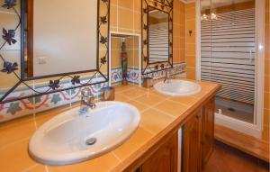 Maisons de vacances 1 Bedroom Nice Home In Roussillon : photos des chambres