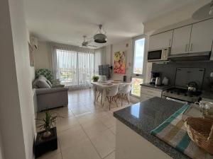 Depto de lujo con cochera y piscina sobre Bv Gálvez