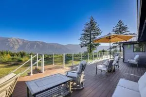 Home with Mtn Views and Hot Tub in Stevenson! - 史蒂文森