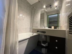 Résidence Meije 10- Porte J3 - Les Deux Alpes – Studio cabine au Village 1800 avec balcon plein sud et vue panoramique MAE-5411