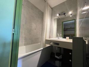 Résidence Meije 10- Porte J3 - Les Deux Alpes – Studio cabine au Village 1800 avec balcon plein sud et vue panoramique MAE-5411