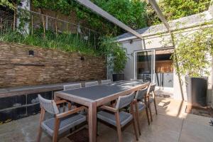 Camps Bay Beach House, 2min walk to beach