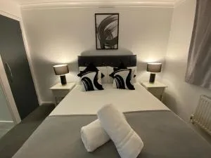 Dovefield House - Modern 3 Bed Home from Home - Alton Towers, JCB, Races - Uttoxeter