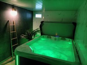 Appartements SPA privatif a 50m de la plage - Studio : photos des chambres