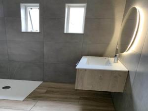 Spacious Bungalow near Water