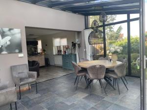 Spacious Bungalow near Water